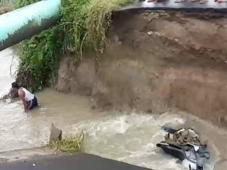 Begini Detik-detik Peristiwa Karyawan Indomaret Hilang di Jembatan Ambrol Tamora