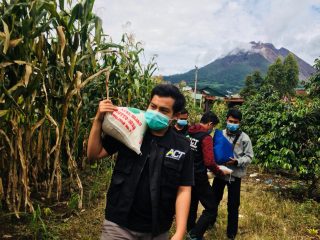 Menembus Zona Merah Gunung Sinabung, ACT Antarkan Sembako Bank Indonesia