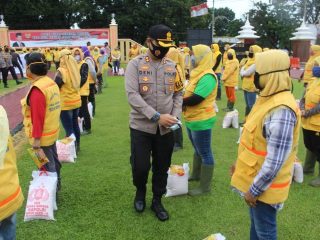 Peduli Duafa, Polres Labuhanbatu Bagi Sembako untuk Petugas Kebersihan