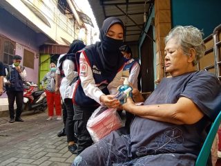 Peringati Hari Relawan, PMI Medan Bagikan Perlengkapan Prokes di Kampung Sejahtera