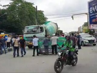 Protes Jalan Rusak di Medan Estate, JMI Hentikan Paksa Laju Truk Over Tonase