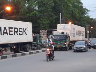 Truk Over Tonase Bebas Lintasi Jalur Larangan di Seputar Unimed, Aparat Tutup Mata?