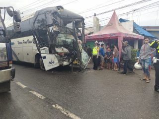 Melaju Kencang di Jalan Licin, Bus Batang Pane Baru Seruduk Truk di Tamora