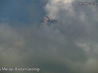 Kembali Luncurkan Guguran Awan Panas, Status Gunung Merapi Masih Siaga