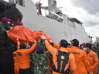 Lagi, Serpihan Pesawat Sriwijaya Air dan Pakaian Anak Ditemukan KRI Kurau