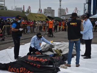 Jejak Jatuhnya Pesawat Sriwijaya, 8 Kantong Serpihan dan Body Part Korban Diserahkan