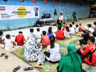 Diskusi dan Ajari Anak Memotret, Cara PFI Medan Merubah Stigma Kampung Sejahtera