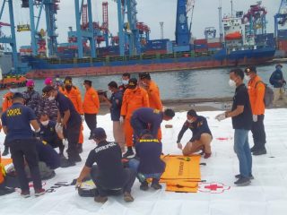 Polairud Kembali Temukan Serpihan Pesawat Sriwijaya Air SJ182 dan Organ Manusia