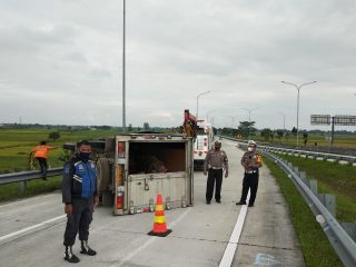 Tancap Gas di Tikungan, Truk Box Terguling di Jalan Tol Lubukpakam