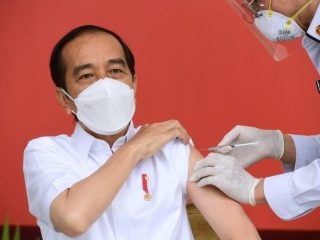 Lawan Covid-19, Presiden Jokowi Menjadi Orang Pertama Divaksin