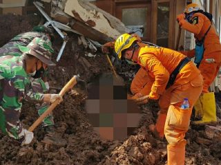 Pencarian Korban Longsor di Sumedang, Sudah 21 Orang Ditemukan Tewas