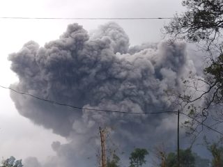 Gunung Semeru Luncurkan Awan Panas Guguran Sejauh 4,5 Kilometer