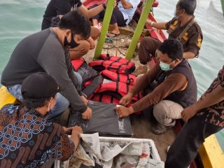 16.975 Benih Lobster Hasil Sitaan Dilepasliarkan KKP di Karang Kabua