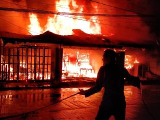 8 Unit Kios dan Sebuah Rumah di Sibolga Ludes Terbakar, 1 Orang Derita Luka Bakar