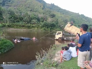 Mobil Double Cabin 'Nyemplung' ke Sungai Sipansihaporas