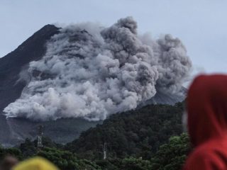 Gunung Merapi Terus Luncurkan Awan Panas