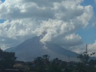 Sore ini, Sinabung Kembali Luncurkan Guguran Lava Sejauh 1.500 Meter