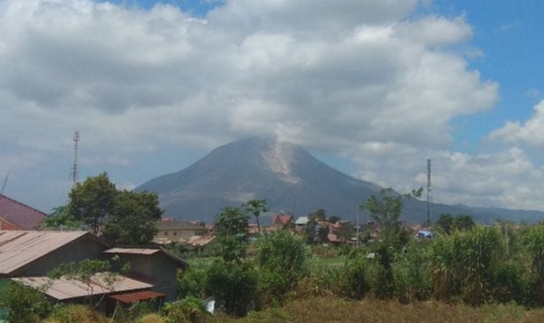 Hati-hati!! Guguran Lava Sejauh 1.500 Meter Meluncur Lagi dari Kawah Sinabung