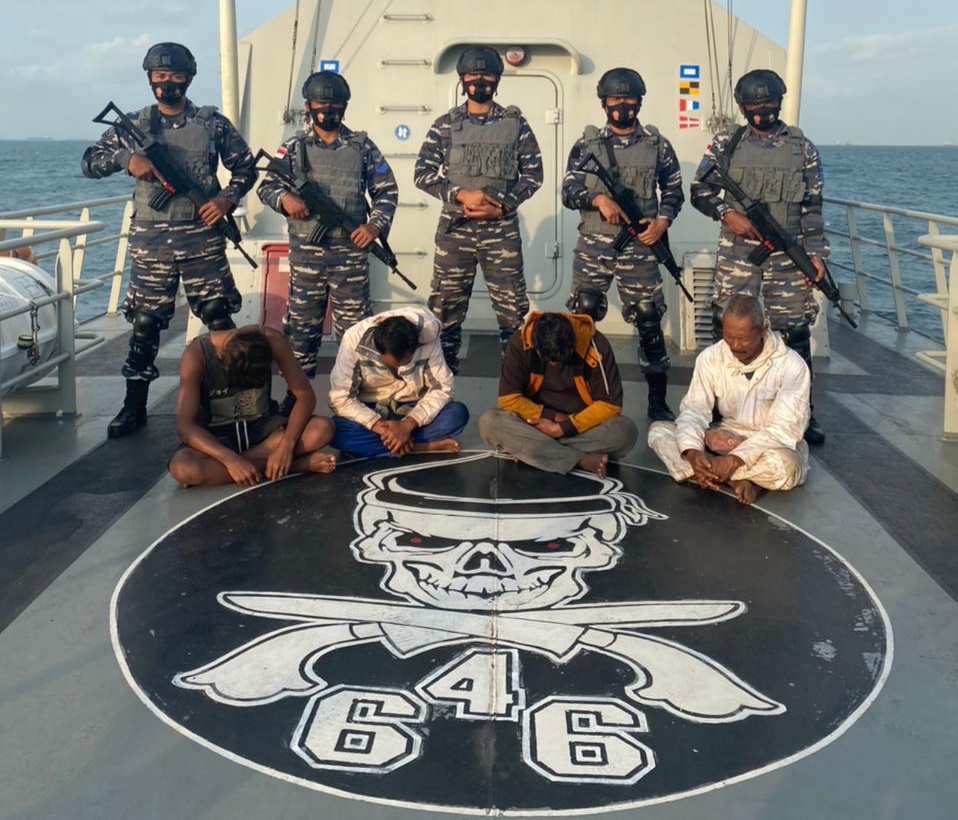 TNI AL Sergap 5 Pencuri Ber-Speed Boat di Selat Singapura