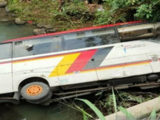Bus Rombongan Pejabat Kabupaten Agam Terjun ke Sungai di Madina, 2 Orang Tewas