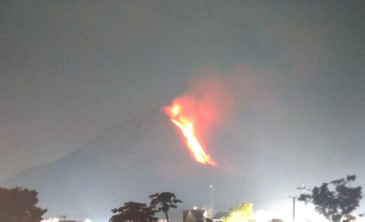 Sinabung Erupsi Malam ini, Luncuran Pijar Awan Panas Sejauh 2 Km Terlihat Jelas