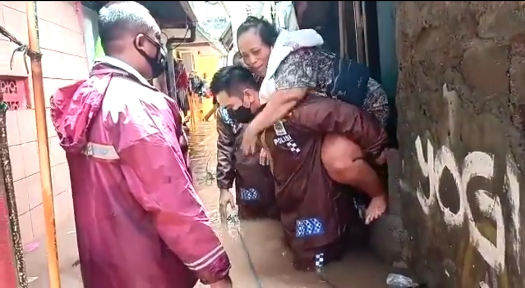 Gendong Korban Banjir di Jakarta untuk Penyelamatan, Aksi Heroik Kapolsek Viral   