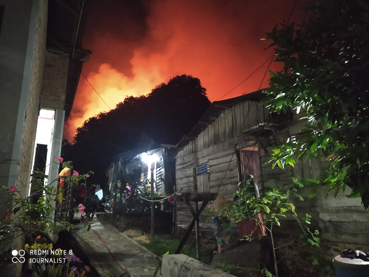 Bukit Parombunan Terbakar, Warga Evakuasi Harta Benda Khawatir Api Menjalar