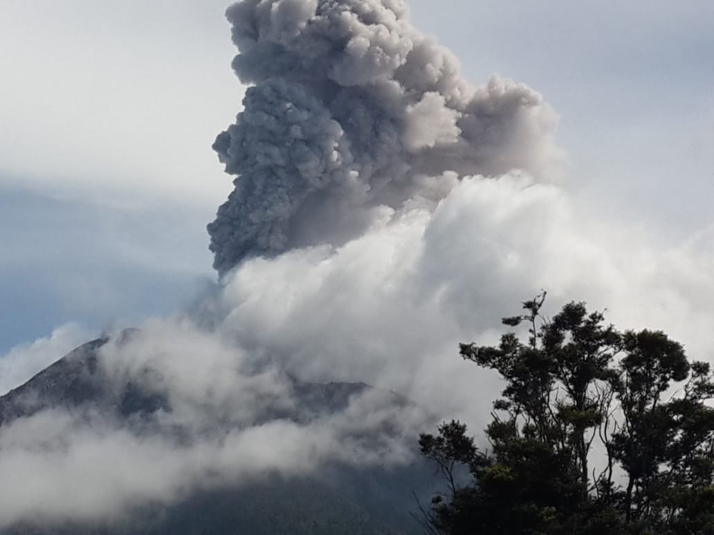 Siaga!! Sinabung Erupsi Lagi, Ketinggian Kolom Abu Mencapai 1,5 Km