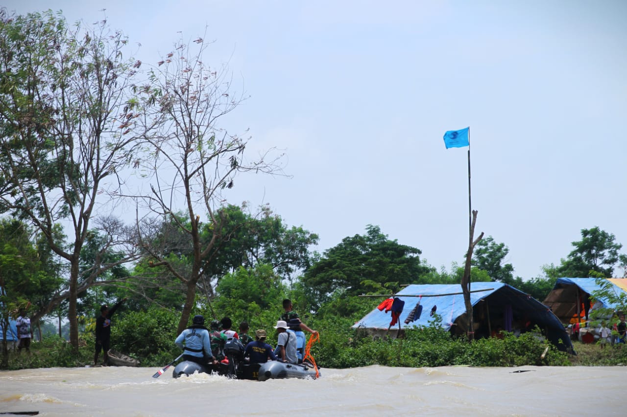 Tanggul Sungai Citarum Jebol, TNI AL Salurkan Bantuan dan Evakuasi Warga Terisolir Banjir