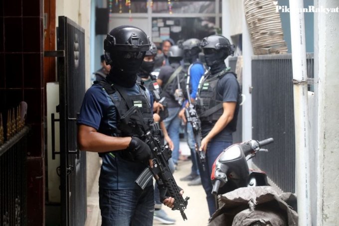Densus 88 Tangkap Terduga Teroris di Surabaya