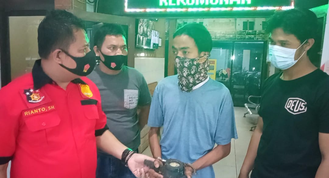 Aksi Maling Meteran Air Terekam CCTV, Satu Pelaku Dicokok Polisi Saat Asik di Warnet
