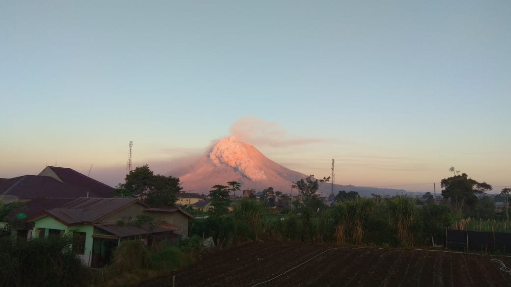 Pagi ini, Awan Panas Guguran Sejauh 2 Km Kembali Meluncur dari Kawah Sinabung