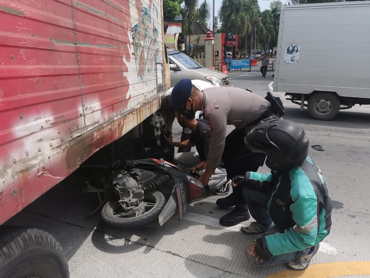 Ugal-ugalan di Jalan Raya, Pemotor Luka-luka Seruduk Mobil Box