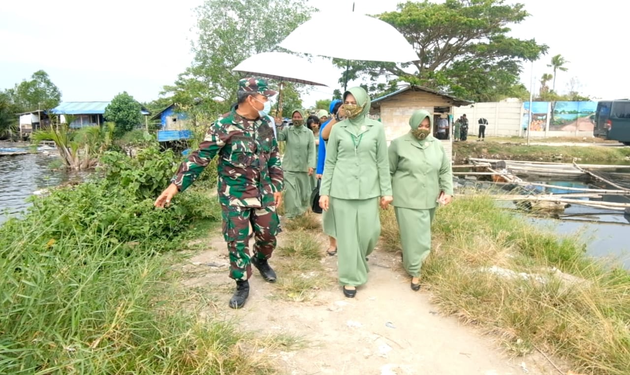 Gelar Baksos, Ketua Persit KCK I/BB Salurkan Bantuan ke Masyarakat Sekitar Danau Siombak