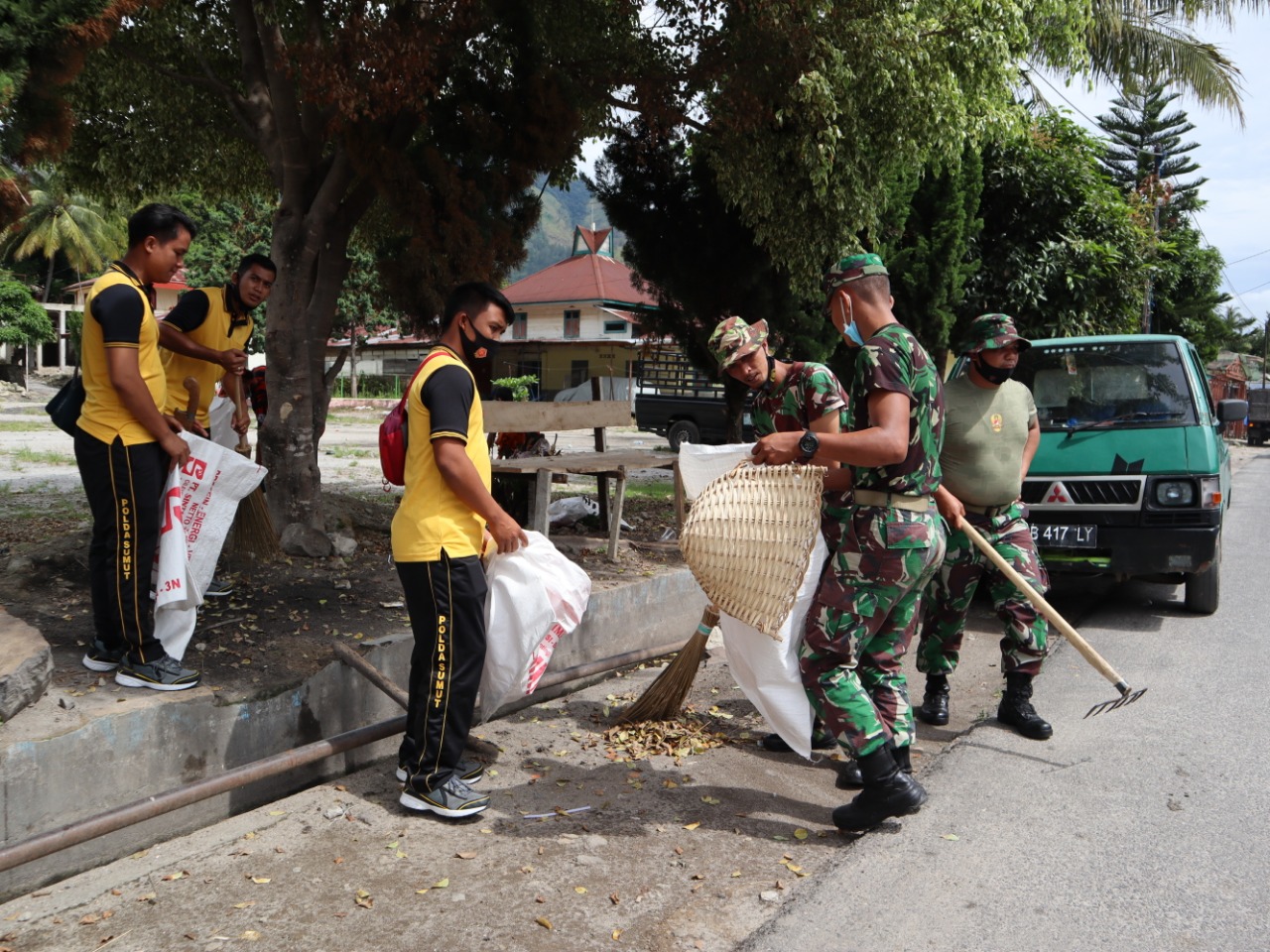 Sinergitas Kodim 0206-Polres Dairi Bersihkan Kawasan Danau Toba, Ingatkan Bahaya Karhutla