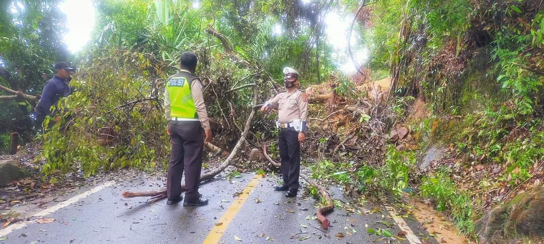 Jalinsum di Kawasan Batu Lobang Tapteng Tertimbun Longsor