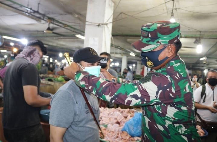Panglima Kosekhanudnas III Berbagi Masker dan Hand Sanitizer