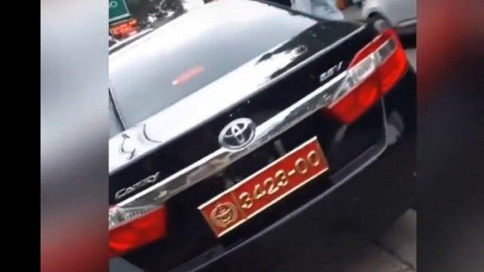 Viral Video Wanita Pakai Mobil Pelat TNI Palsu, Wanita Minta Maaf