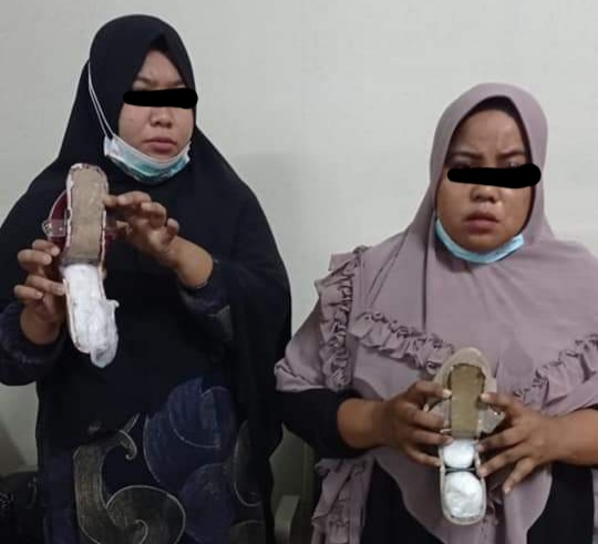 Sembunyikan 1,3 Kg Sabu Dalam Sol Sandal, 2 'Inong' Ditangkap di Bandara Kualanamu