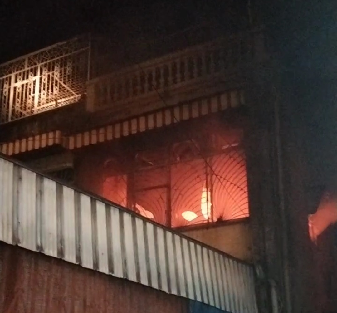 Sebuah Ruko Berlantai 3 di Medan Terbakar