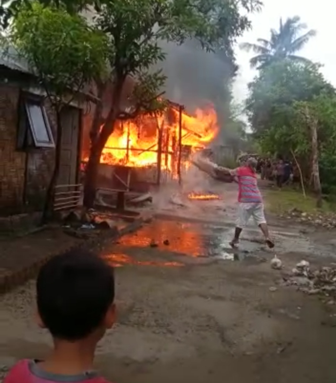 Satu Unit Rumah Semi Permanen di Pekan Labuhan Ludes Terbakar