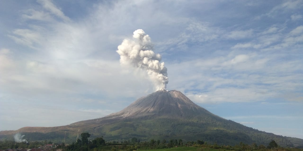 Sinabung Erupsi Lagi, Ketinggian Kolom Abu Terpantau 1.000 Meter