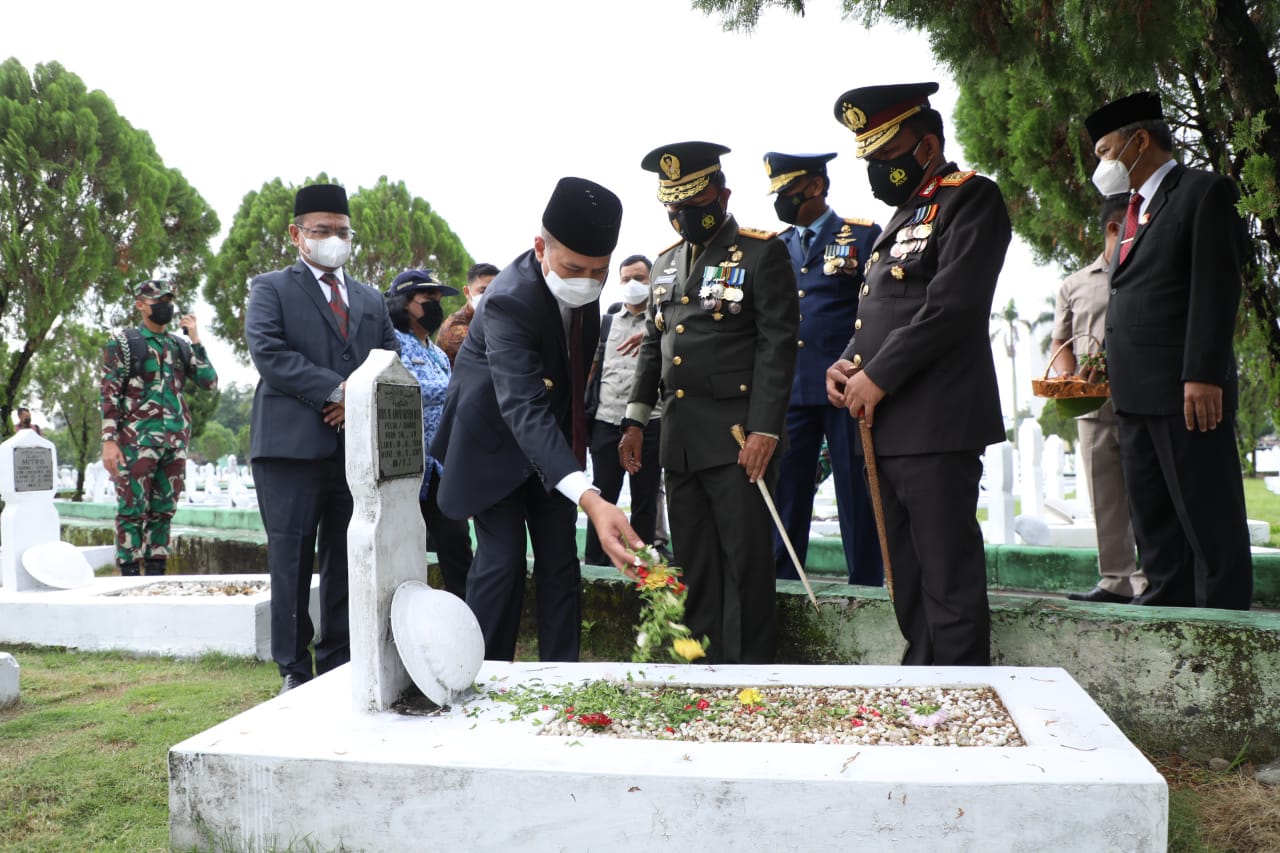 Sambut HUT Provsu ke-73, Jajaran Forkopimda Ziarah ke Taman Makam Pahlawan