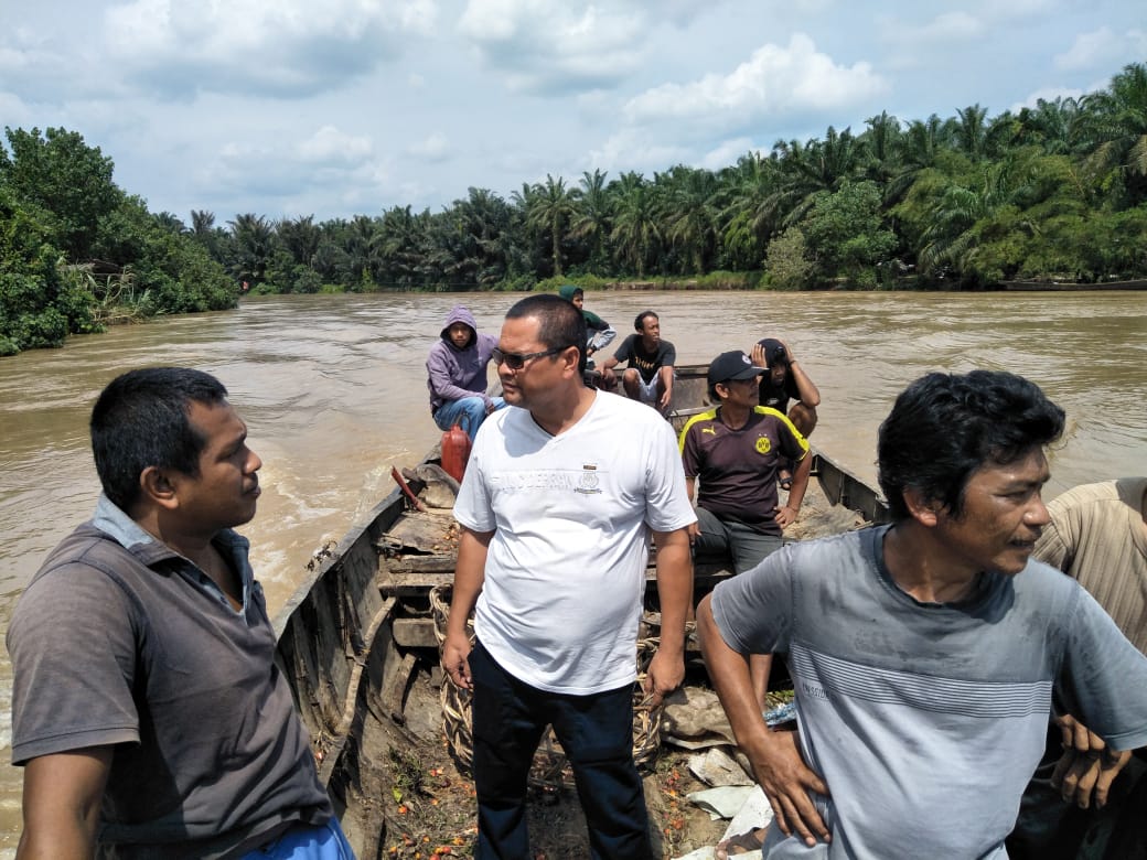 Perahu Penyeberangan Terbalik Dihantam Gelombang Sungai Kundur, Seorang Penumpang Hilang