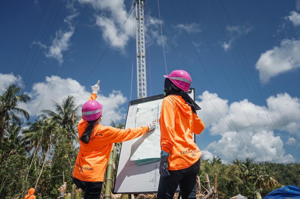 Perjuangan 2 'Kartini' PLN, Kala Berjibaku Mendirikan Tower Listrik Darurat di NTT