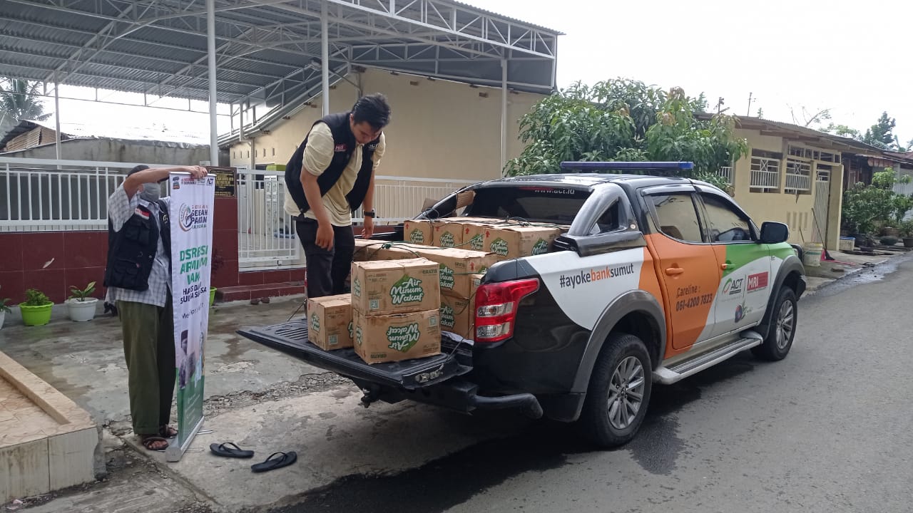 BNN dan Poldasu Terima Distribusi Air Minum Wakaf Gratis dari ACT Medan