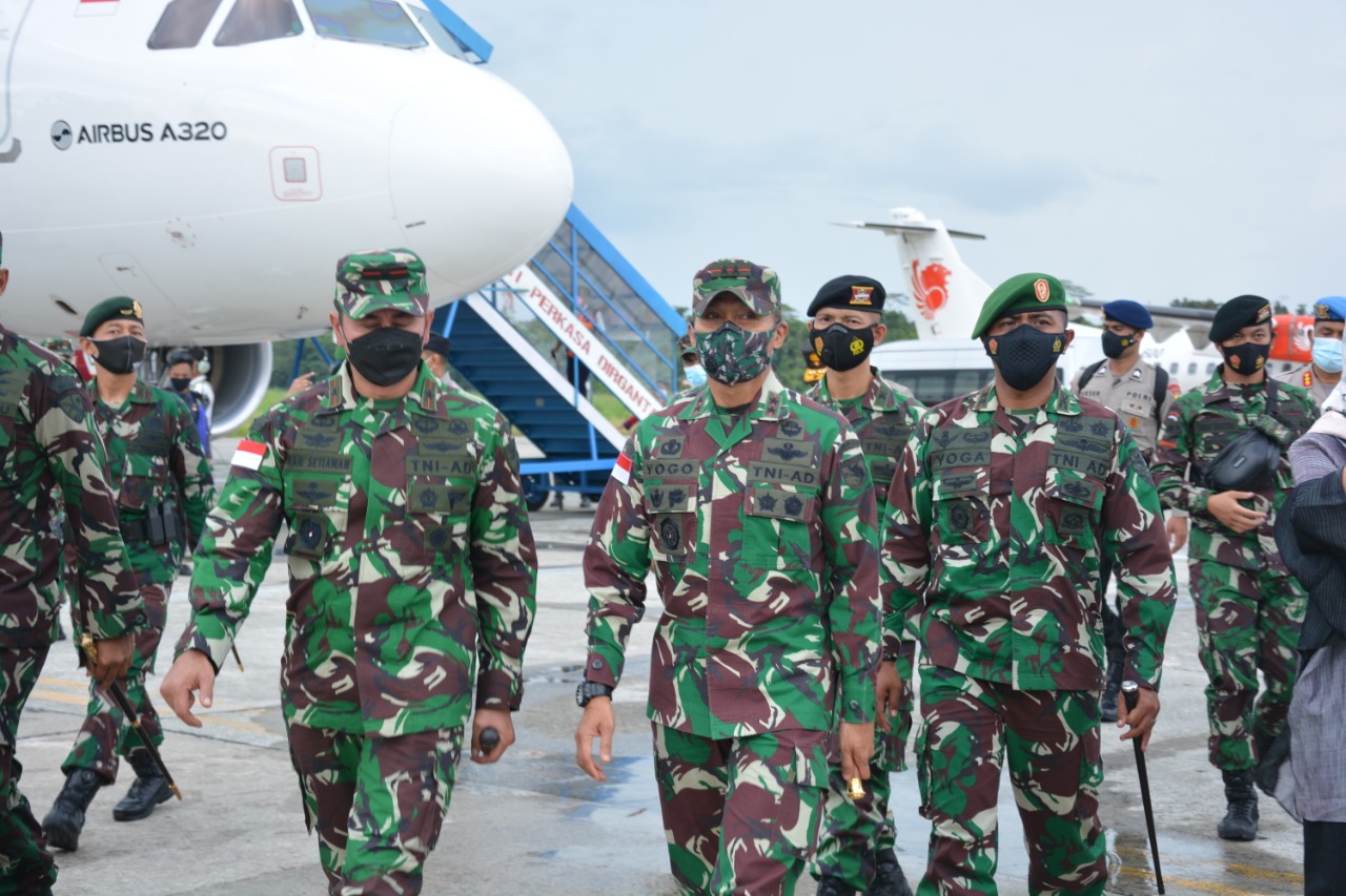 Gugur Ditembak KKB, Pangkogabwilhan III Pimpin Pelepasan Jenazah Kabinda Papua