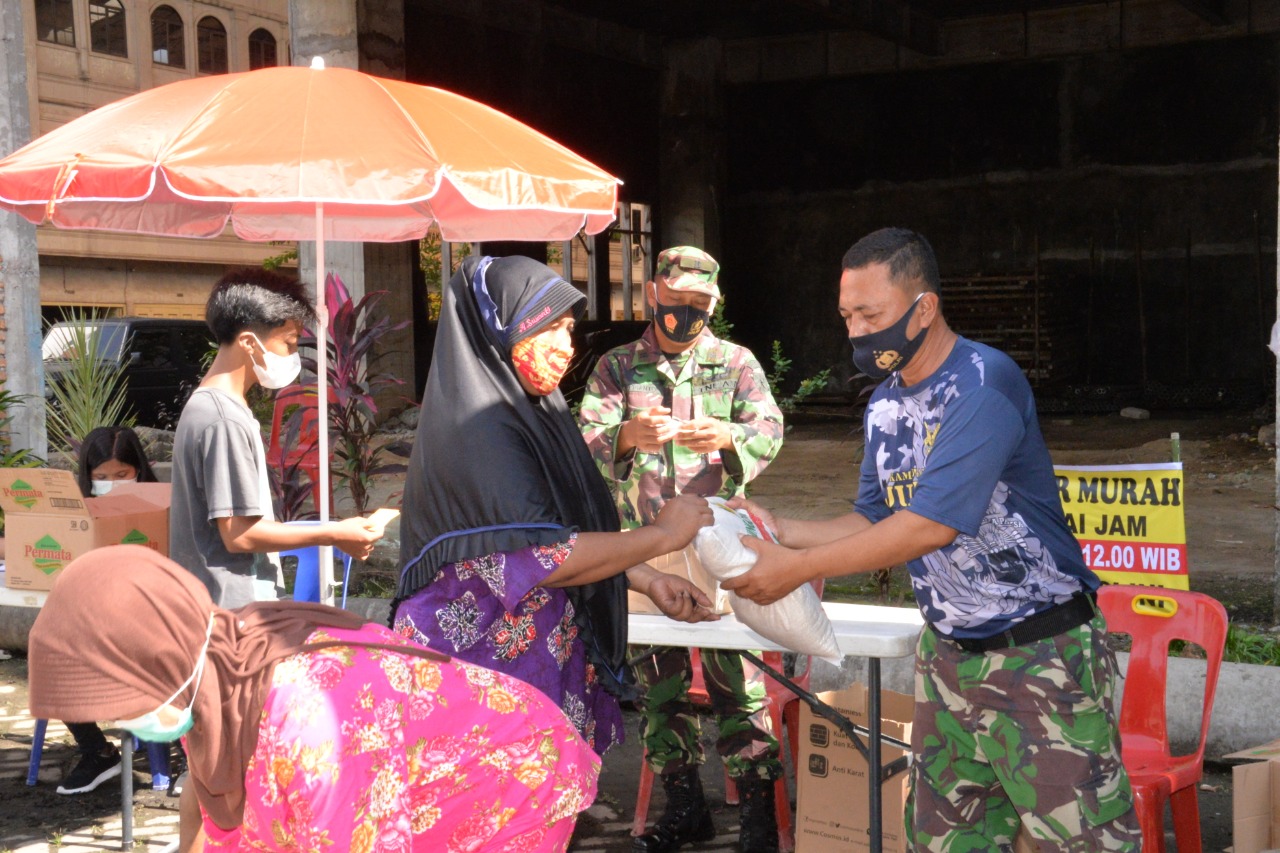 Ribuan Warga Serbu Pasar Murah Lanud Soewondo