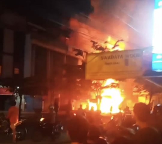 Kebakaran Hanguskan 2 Ruko Penjualan Furniture di Medan