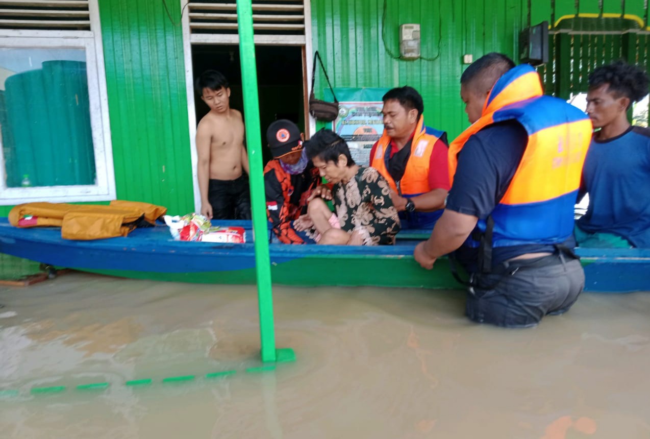 Banjir Belum Surut, 207 Warga Tanah Bumbu Bertahan di Pengungsian